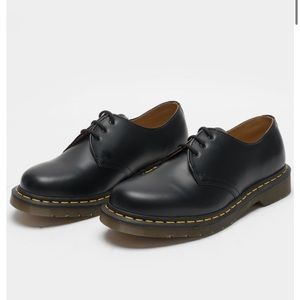 Dr. Martens black smooth leather 1461 classic Oxford lace up shoe